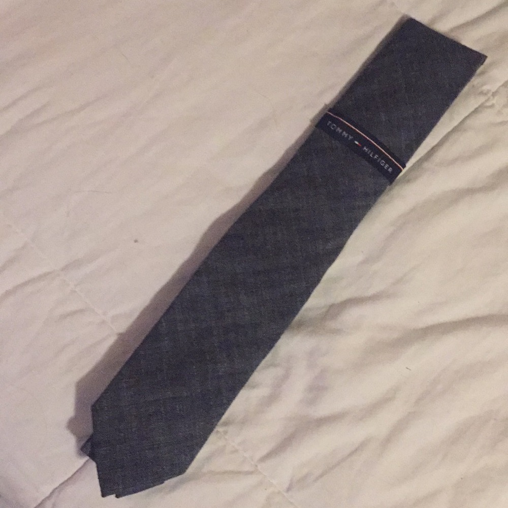 Tommy Hilfiger tie NWT gray tone.